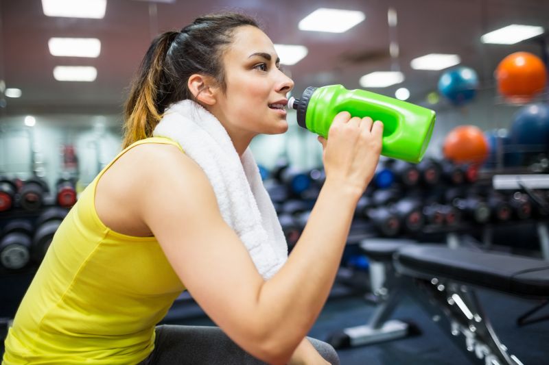 拿着绿色水壶的美女