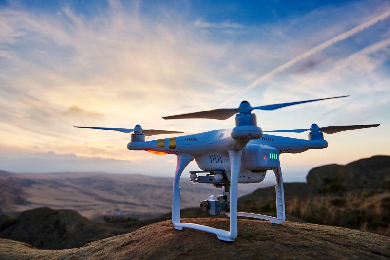 日落时分的无人机