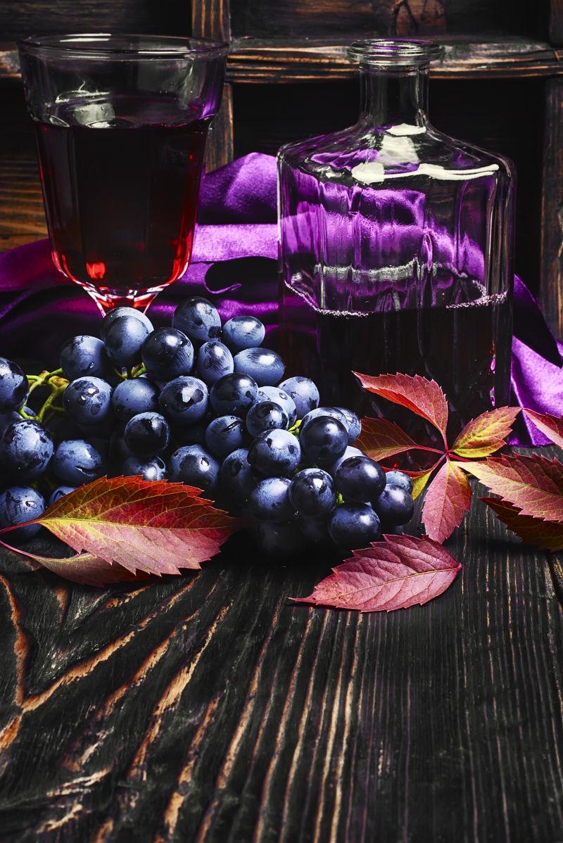 桌上的葡萄