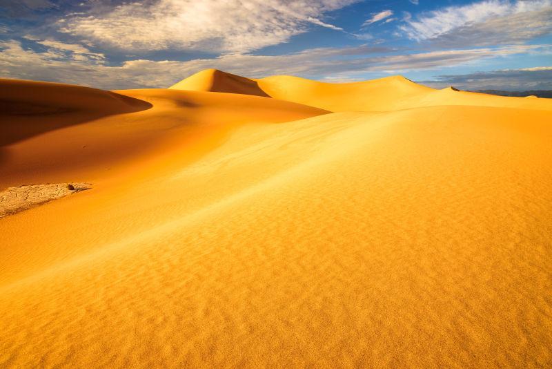 摩洛哥撒哈拉沙漠的情侣