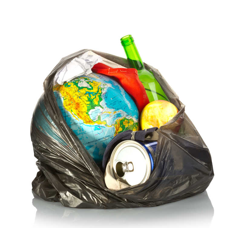 垃圾袋里的垃圾和地球仪