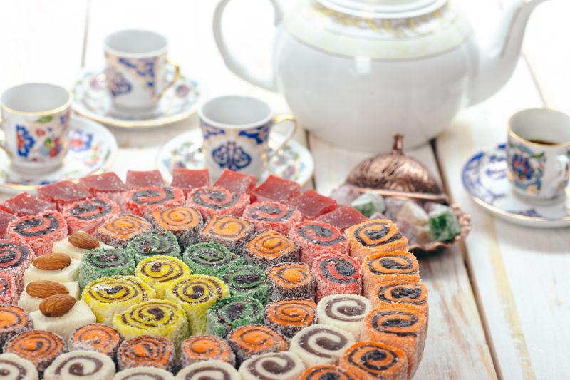 桌子上的美味下午茶甜点