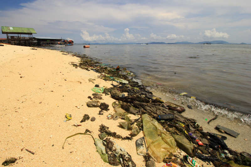 海滩上的生活垃圾