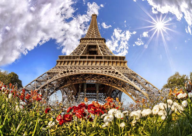 仰视巴黎铁塔图