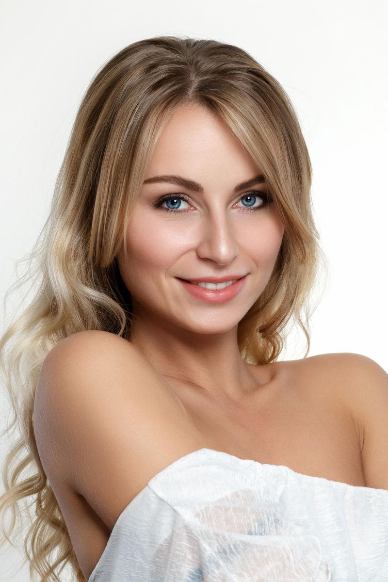 美丽金发女郎的肖像