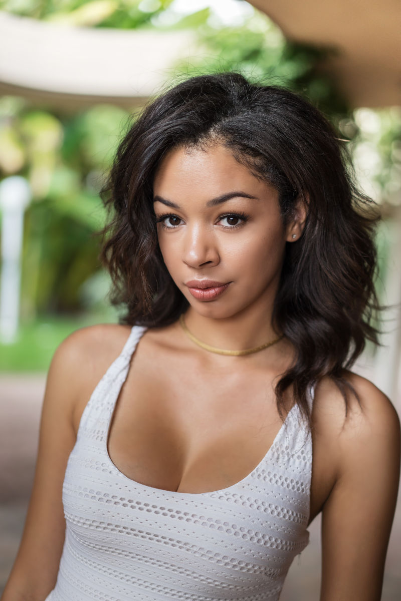 穿着白色背心的外国美女