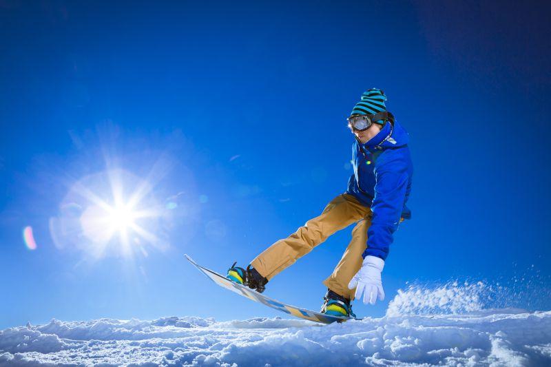 極限運動陽光下的滑雪愛好者