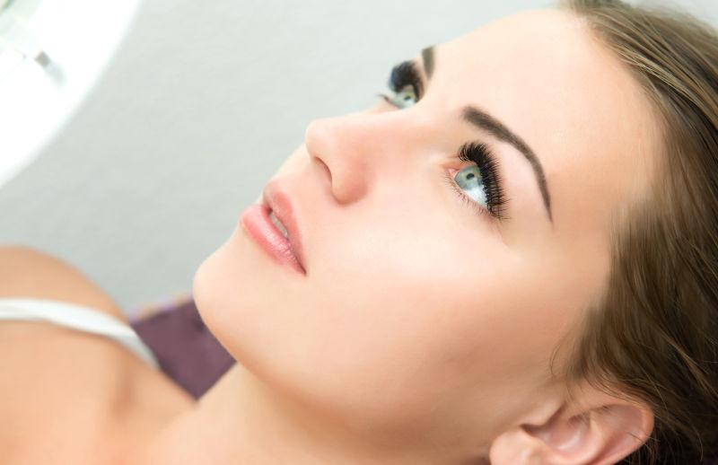 种植长睫毛的女人