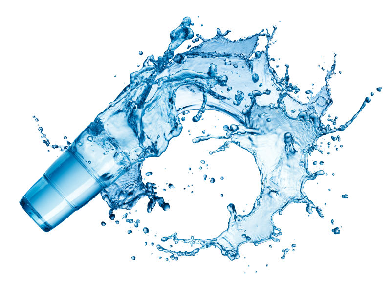 玻璃杯中飞溅的蓝色的水