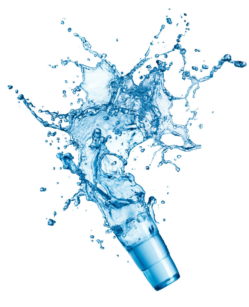 玻璃杯中的水飞溅到空气中