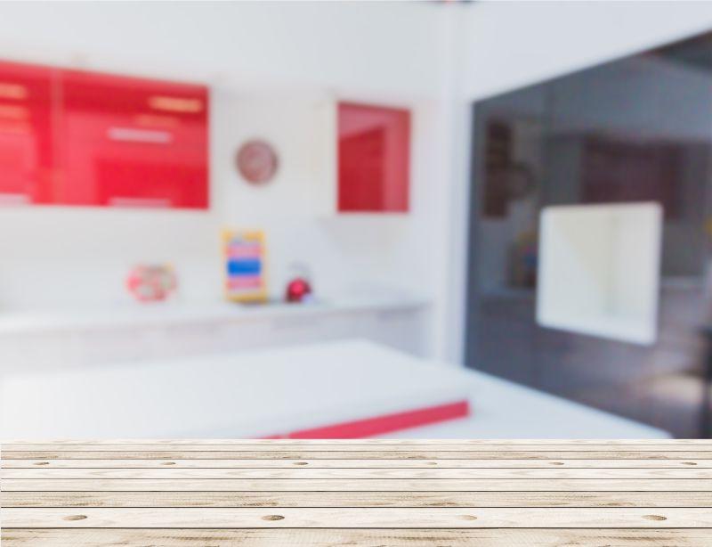 房间里的原色木桌子