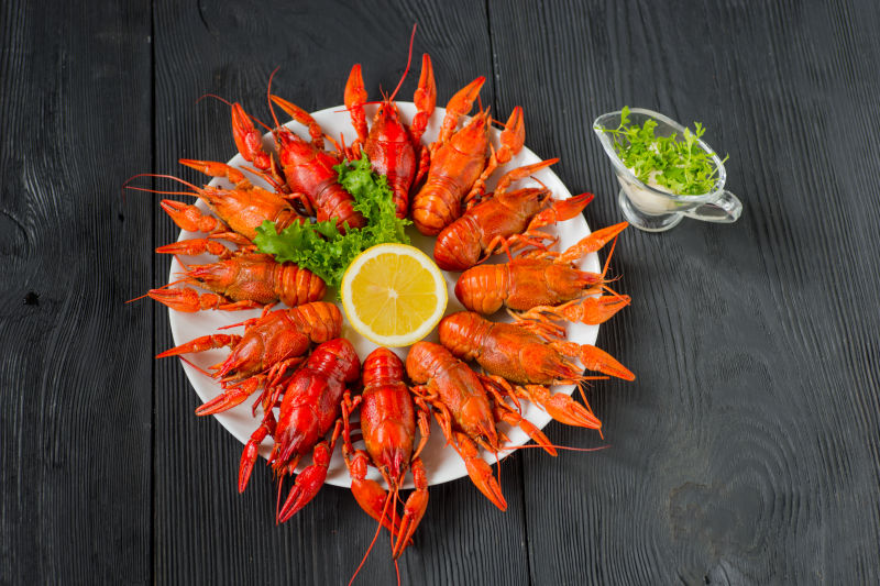 一盘小龙虾和一杯冰淇淋