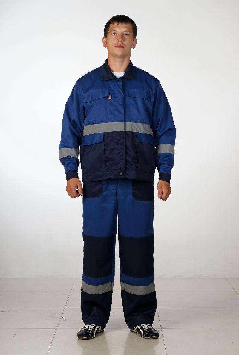 身穿蓝色工作服的男子