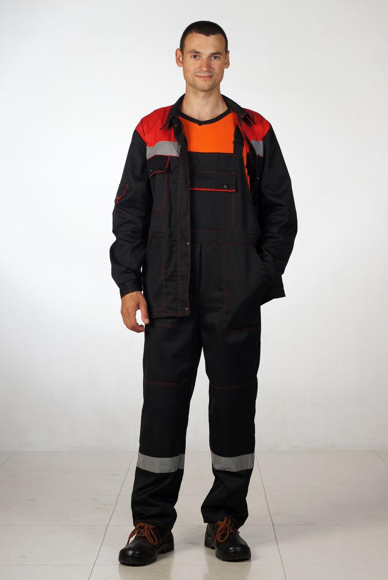 身穿工作服的男子