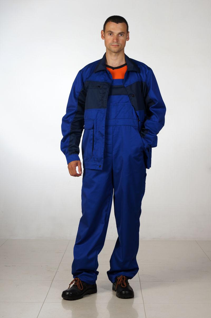 穿工作服的男子