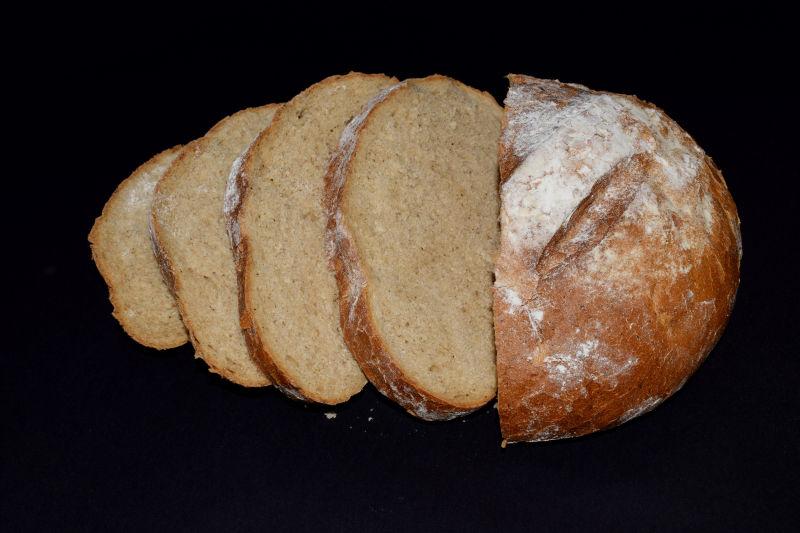 黑色背景上切开的面包