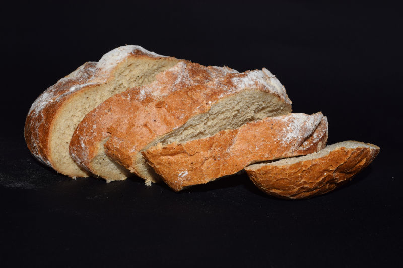 黑色背景上切成片的面包