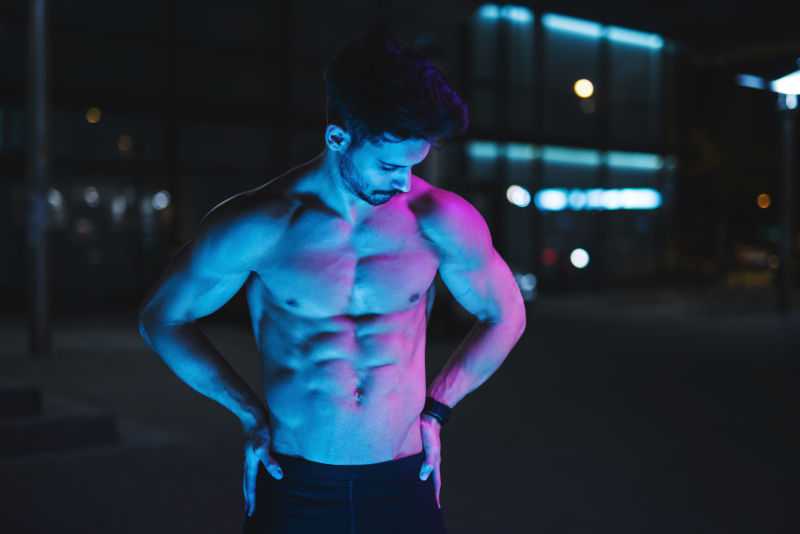 展示胸肌的帅哥