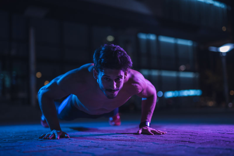 做俯卧撑的帅哥