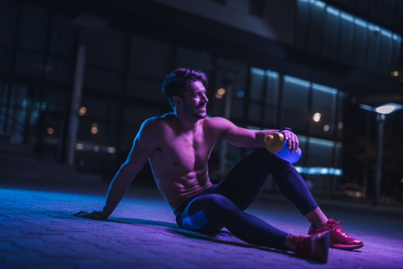 拿着瓶子的帅哥