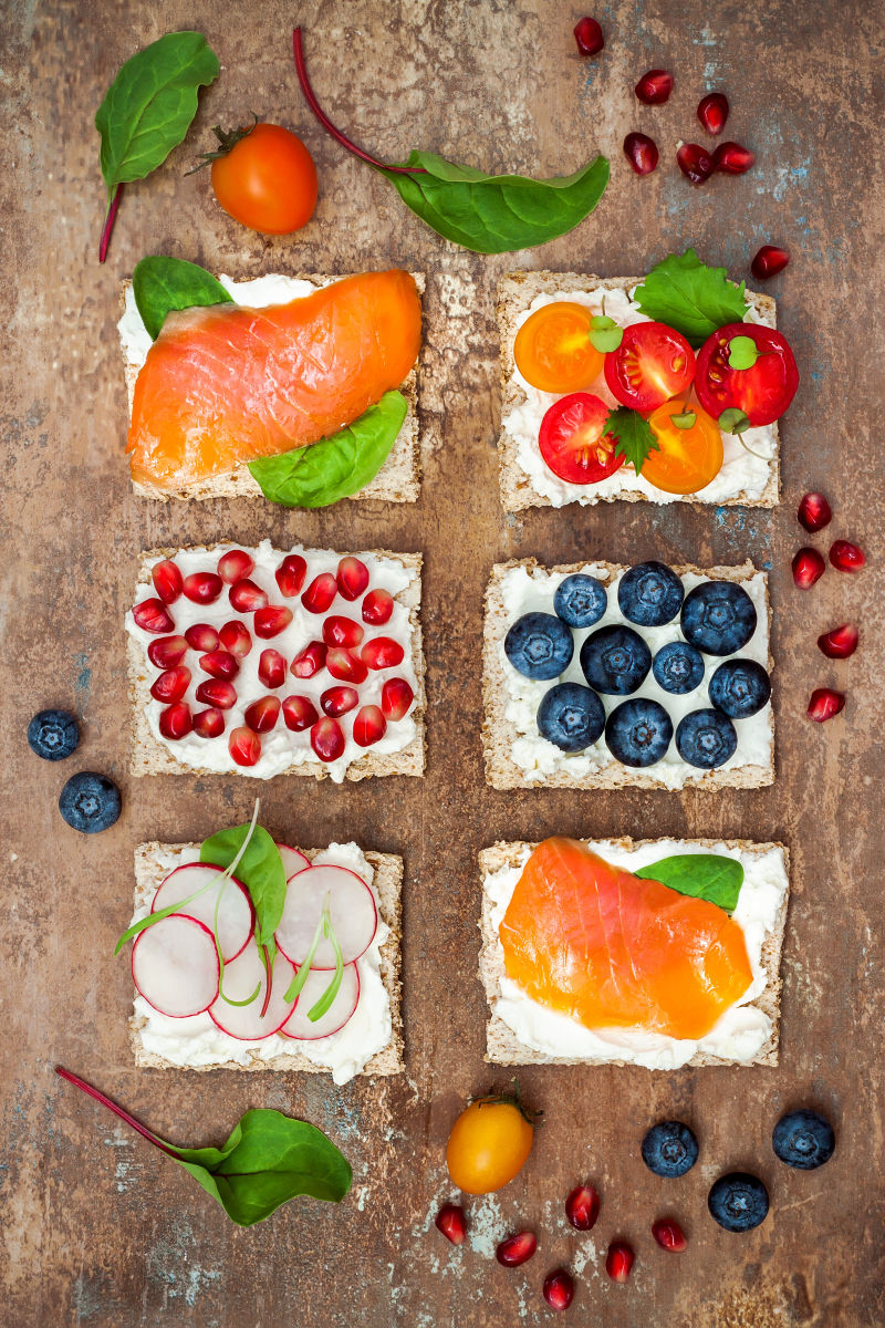 不同美食与水果放在三明治上