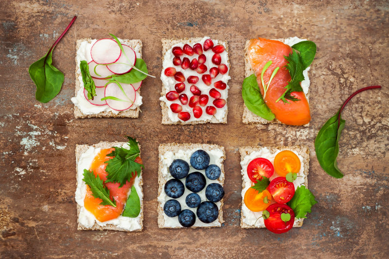 放在三明治上的不同水果与美食