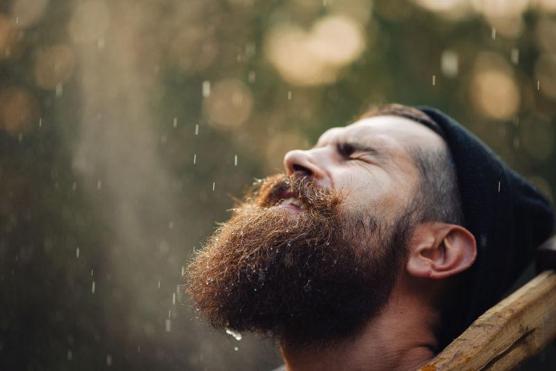 雨滴下的络腮胡男人