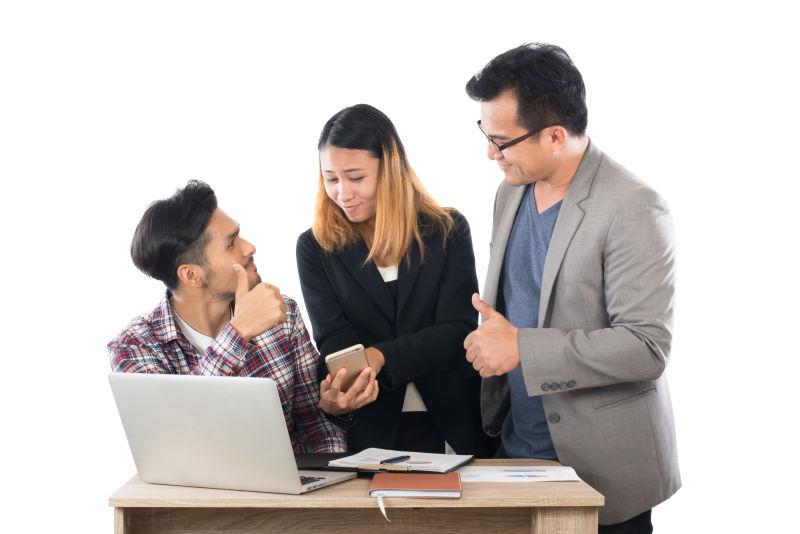 白色背景下进行商讨的年轻商人