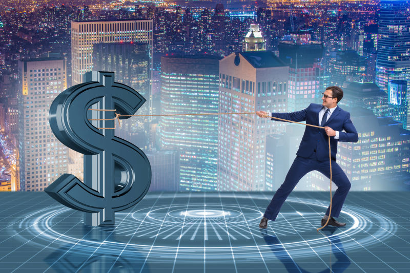 拉着金钱符号的男子