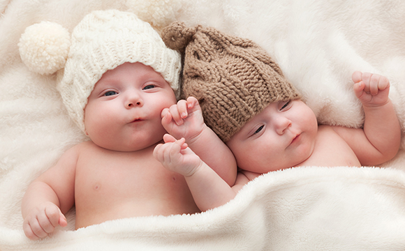双胞胎婴儿